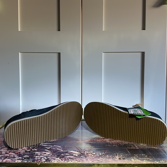 New Puffy Chiller Low Sanuks - Picture 4 of 8